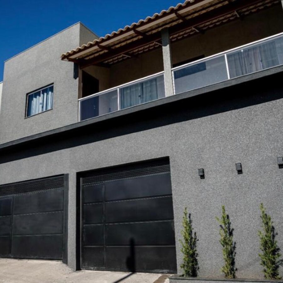 Fachada de sobrado revestida em tom grafite