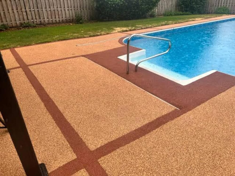 Piso drenante em tom terracota ao redor de piscina residencial